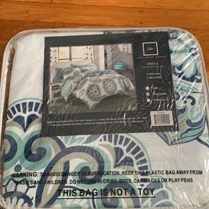 NEW DUVET! Never used full/queen reversible duvet. 1 cover; 2 shams